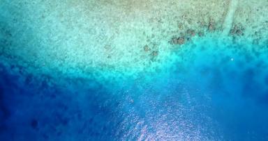 白天飞行清洁视图桑迪白色天堂海滩阿卡蓝色的水背景质量
