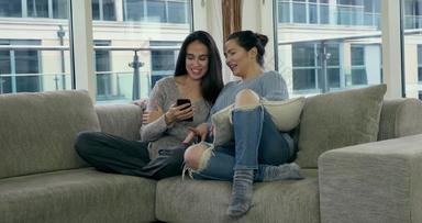 女性坐着分享电话屏幕城市公寓