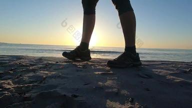 健康体育运动健康慢运动关闭地面年轻的女人走黎明运动鞋<strong>海岸</strong>太阳背光滑倒腿