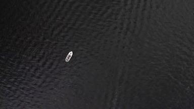 空中前鸟眼睛视图白色孤独的船深黑暗黑色的水背景隔离孤独