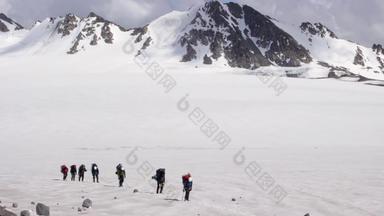 集团登山者<strong>背包</strong>头盔鞋绳子冰斧移动冰川