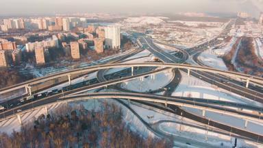 复杂的立交桥路交通阳光明媚的冬天一天城市城市空中视图<strong>无人机</strong>轨道飞行向上相机倾斜