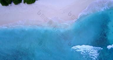 宽飞行清洁视图夏天白色天堂沙子海滩蓝色的海洋背景色彩鲜艳的
