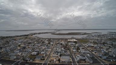 社区郊区湾区域空中视图点无人机海边高度湾