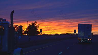 晚上忙交通高速公路多个车街模糊运动美妙的日落
