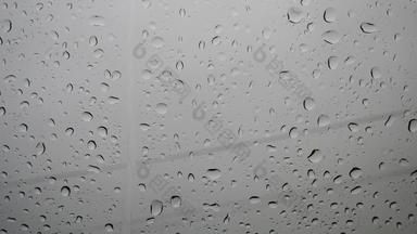 特写镜头雨瀑布挡风<strong>玻璃</strong>车水下降<strong>玻璃</strong>水流<strong>玻璃</strong>多雨的一天