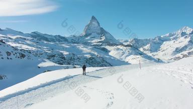 马特洪峰山冬天一天徒步旅行者男人。瑞士阿尔卑斯山脉瑞士空中视图无人机轨道