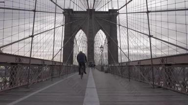 布鲁克林桥骑自行车的人游客<strong>替身</strong>拍摄相机倾斜移动向前纽约城市美国