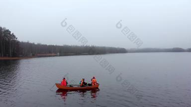 但小橙色船钓鱼多雾的秋天湖芬兰