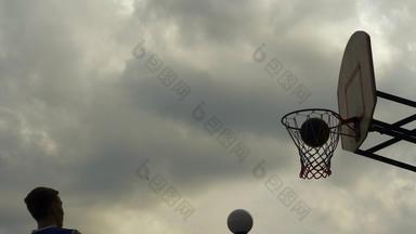 运动员扔篮球球希望户外篮球球员扔球环体育运动地面篮球分数慢运动