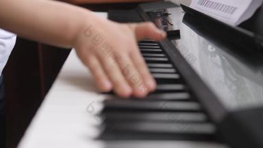 电子计划手指新闻计划键音乐教训孩子们的手计划键盘