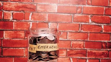 玻璃Jar完整的硬币钱砖背景驾驭揭示紧急房子储蓄退休单词金融投资储蓄概念
