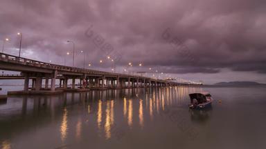 间隔拍摄下雨早....<strong>槟城</strong>桥传统的船