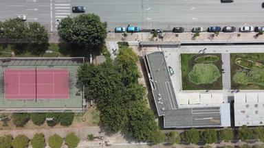 空中无人机景观视图在户外<strong>网球</strong>法院塞萨洛尼基希腊