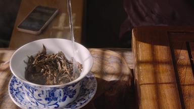 关闭倒热水gaiwan酝酿乌龙茶茶煮熟的水倒碗准备绿色中国人茶传统的仪式