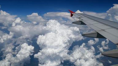镜头飞机飞行翼飞机飞行白色云蓝色的天空美丽的空中视图窗口飞机旅行时间飞机假期假期时间