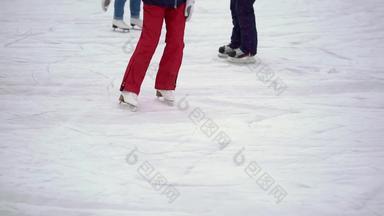 特写镜头溜冰鞋冰溜冰者冰表面