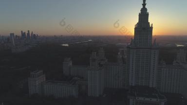 莫斯科状态大学城市天际线阳光明媚的早....俄罗斯空中视图无人机飞行横盘整理向上