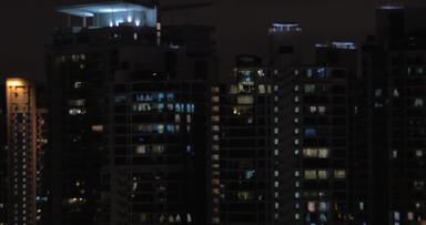 视图女人采取笔记平板电脑游泳池摩天大楼屋顶晚上城市景观(泥<strong>马来西亚</strong>