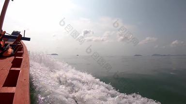 视图视频钓鱼船开车海溅水背景岛云明亮的天空