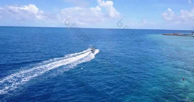 宽飞行清洁视图阳光白色桑迪天堂海滩蓝色的海背景Res