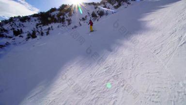 中间女滑雪滑雪山坡上阳光明媚的一天