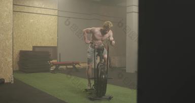 健身男人。自行车旋转健身房适合年轻的男性工作健身房自行车男性锻炼自行车健康俱乐部