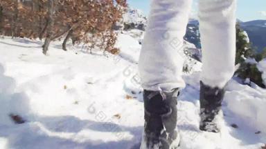 相机移动徒步旅行者雪表面<strong>冬天</strong>低角视图