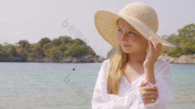 年轻的女孩稻草他海山背景有雾的阴霾快乐女孩少年摆姿势海海滩绿色热带岛景观