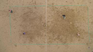混合团队玩海滩排球空中垂直自顶向下视图慢运动