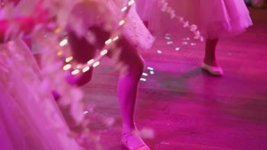 芭蕾舞女演员年轻的优雅的女人芭蕾舞舞者穿着专业装鞋子白色轻便裙子展示跳舞技能美经典芭蕾舞