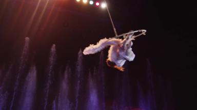 空中表演者使杂技行为色彩斑斓的喷泉杂技莫斯科俄罗斯