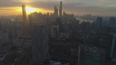<strong>上海</strong>天际线早....空中视图中国无人机飞行向上相机倾斜建立拍摄