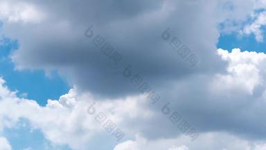 间隔拍摄自然云移动蓝色的天空下雨季节