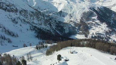 马特洪峰山滑雪者跑道冬天一天瑞士阿尔卑斯山脉瑞士空中视图无人机苍蝇横盘整理相机倾斜