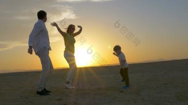 快乐家庭跳舞海滩日落