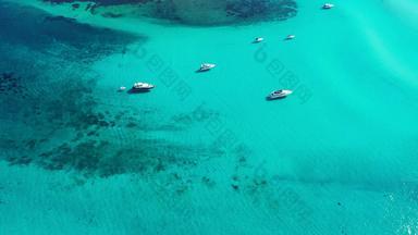 <strong>游艇</strong>环礁湖阳光明媚的一天航行船<strong>游艇</strong>海空中摄影无人机令人惊异的<strong>游艇</strong>航行船绿松石透明的海前视图航行船蓝色的环礁湖