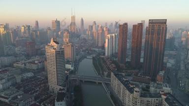 上海天际线阳光明媚的早....浦西区中国<strong>空中</strong>视图无人机飞行向前向上建立拍摄