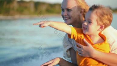 妈妈。儿子享受海旅行船