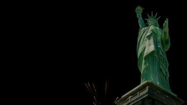 快乐的美丽的色彩斑斓的假期烟花美国雕像自由爆炸光荣的