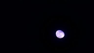 <strong>紫</strong>色的<strong>月亮</strong>移动黑暗晚上天空通过电行