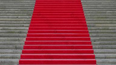 走红色的地毯混凝土楼梯