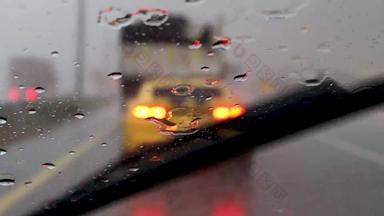 阿联酋迪拜约雨下降车挡风玻璃视图开车车交通小时街重雨风暴内部车开车模糊交通光背景