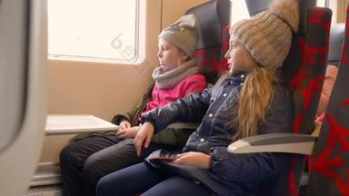 旅行女孩少年坐着乘客座位火车窗口