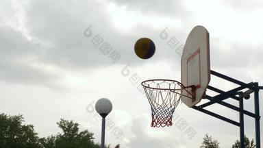 扔球篮球希望户外篮球球员扔球环体育运动地面篮球目标慢运动