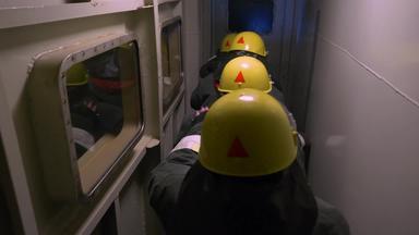 救援操作黑暗隧道回来视图rescures保护西装黄色的头盔