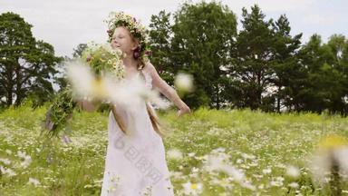 年轻的少年女孩花环嗅探花花束盛开的场时尚模型摆姿势夏天花绿色草坪上照片视频拍摄