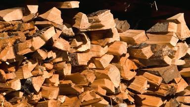 柴火堆放背景柴火堆放准备冬天行业木材柴火日志堆放概念准备首页隔离检疫冬天
