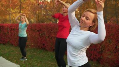 运动集中女性培训跳舞公园
