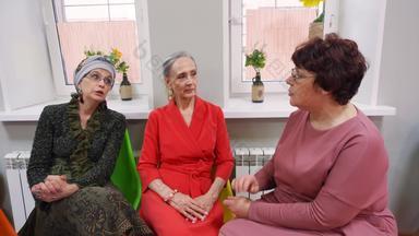 上了年纪的女性坐说话朋友会议退休人员的俱乐部
